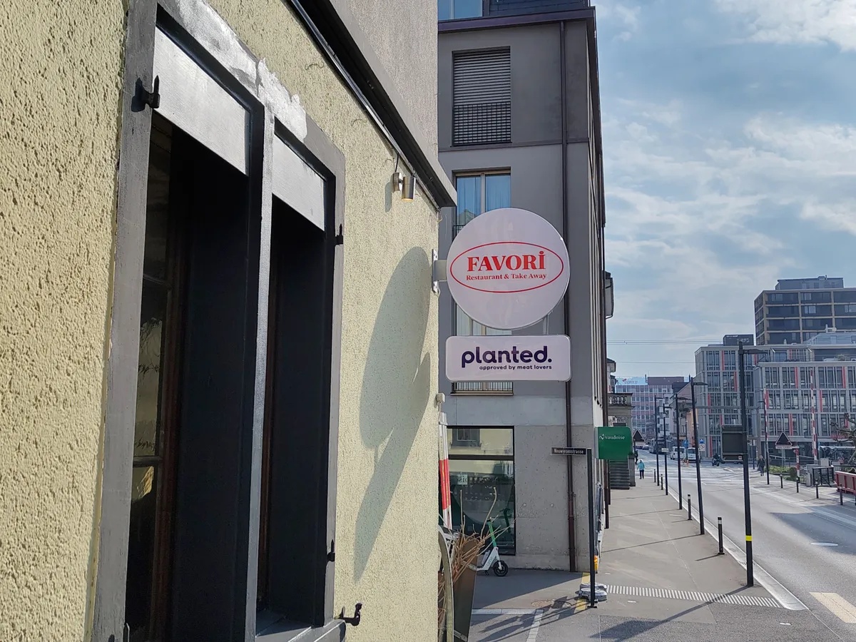 Man sieht ein Restaurant-Schild.